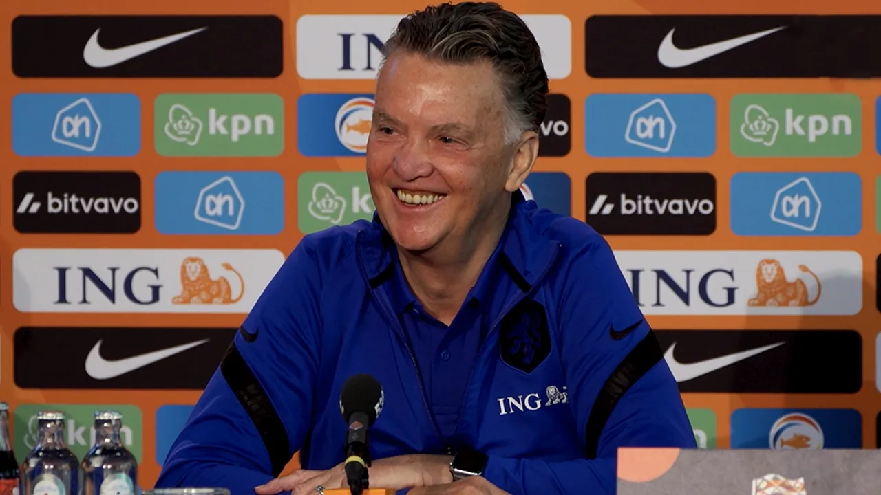 Valentijn en Van Gaal grappen met elkaar: 'Misschien lijken we wel op elkaar'