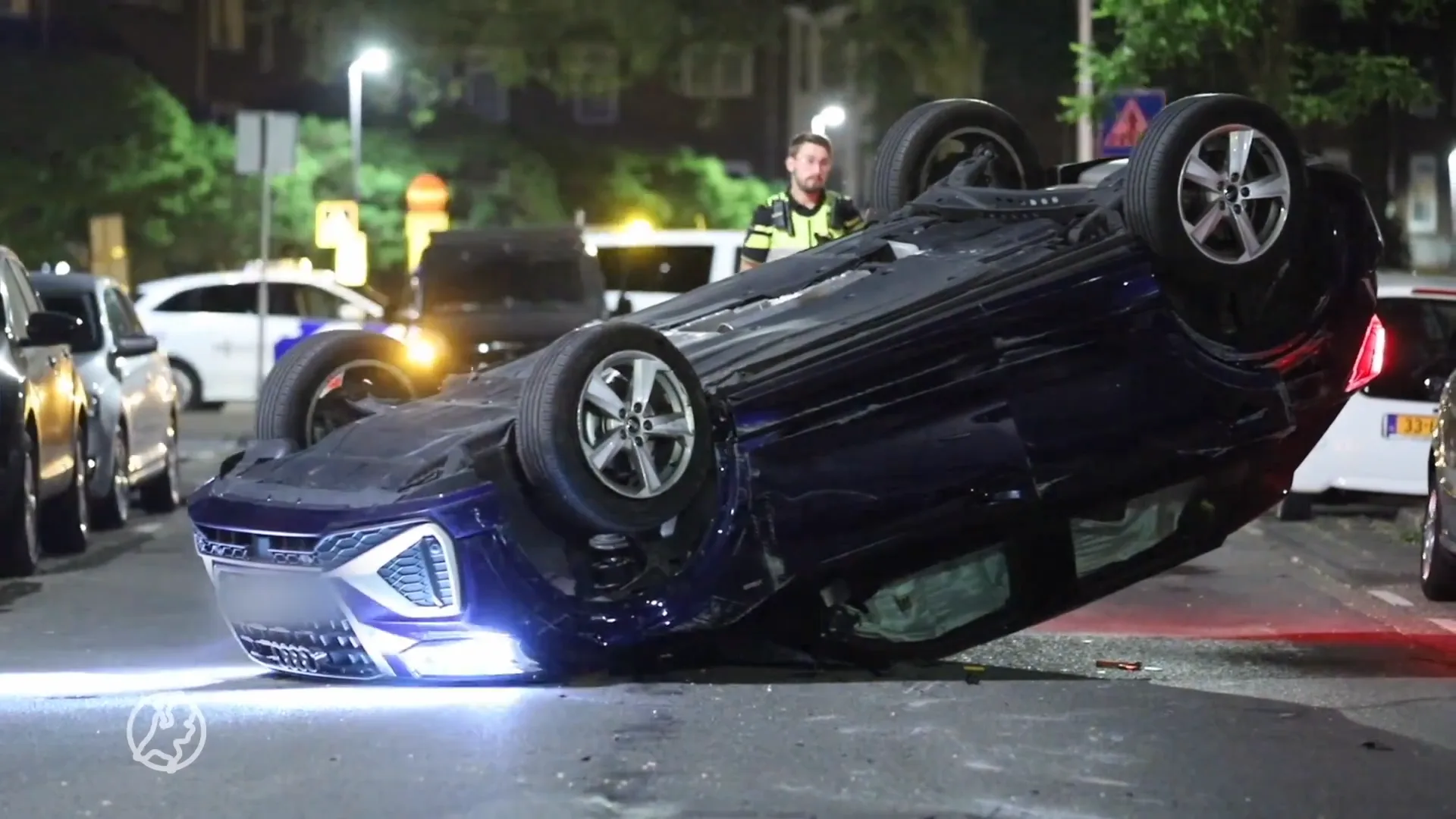 Enorme ravage in Rotterdam: bestuurder rijdt tegen meerdere auto's en belandt zelf met auto op de kop