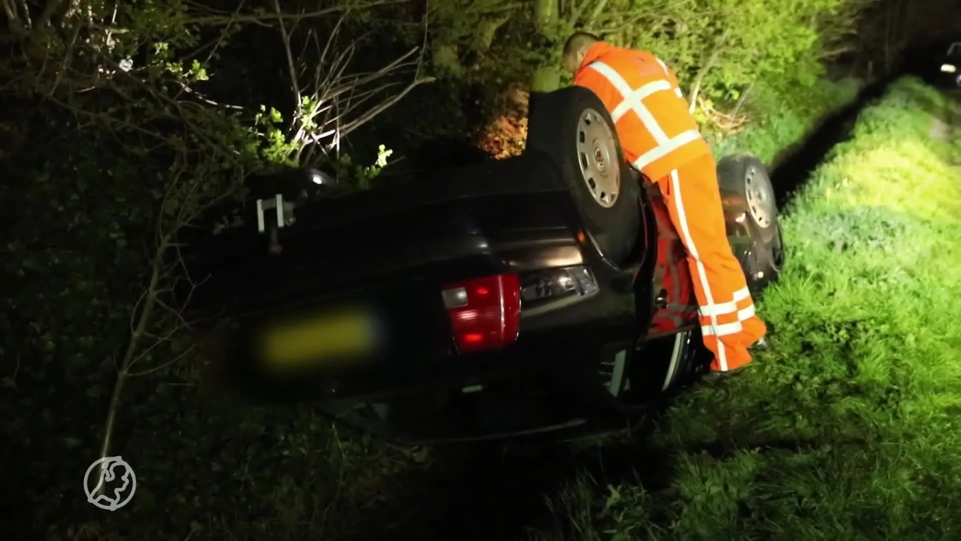 Omstanders autobrand duwen persfotograaf met auto en al in sl...