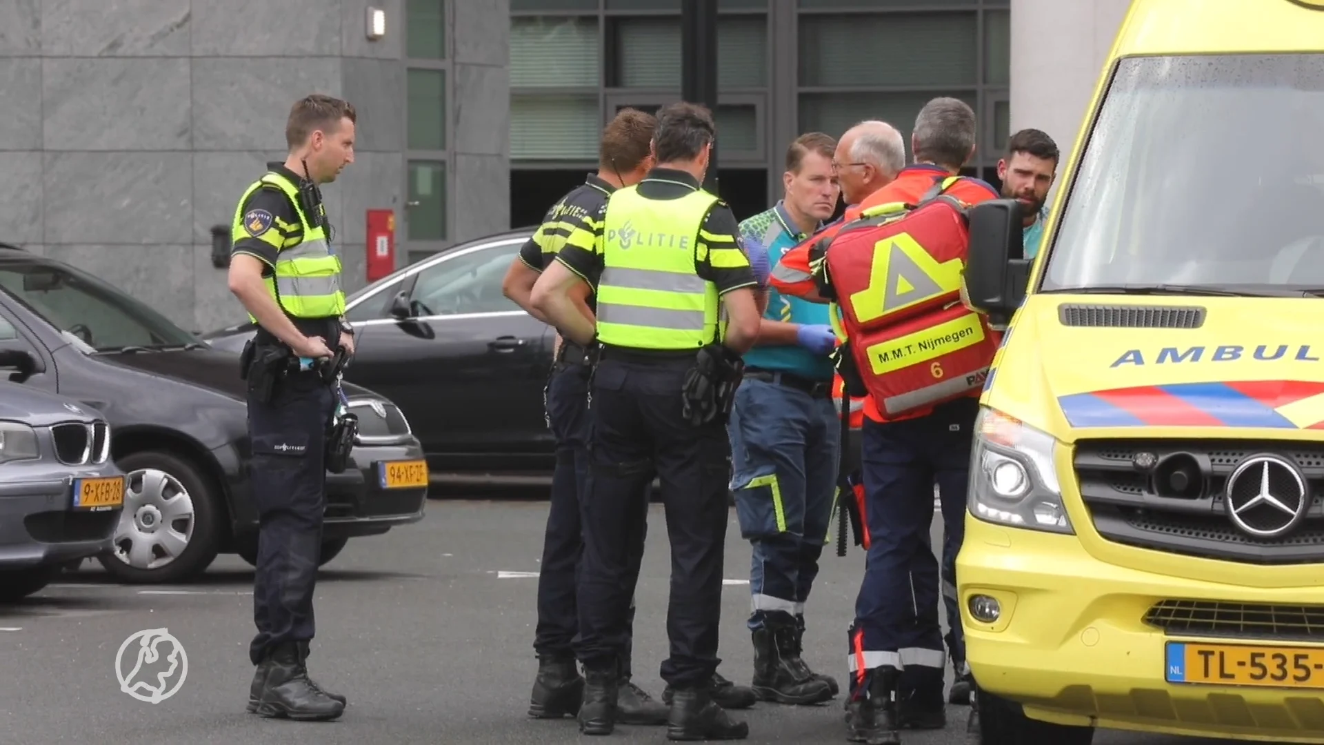 'Naakte man voor ogen jonge kinderen gearresteerd, daarna gereanimeerd'