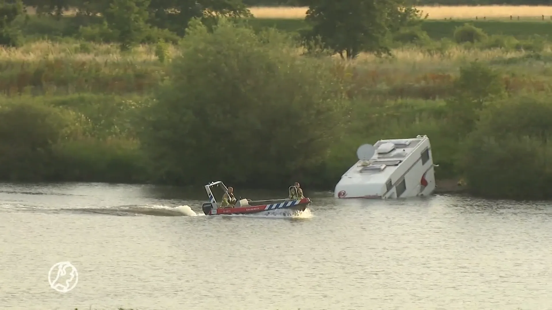 Man steelt camper, maakt ruzie met eigenaar en rijdt de Maas in