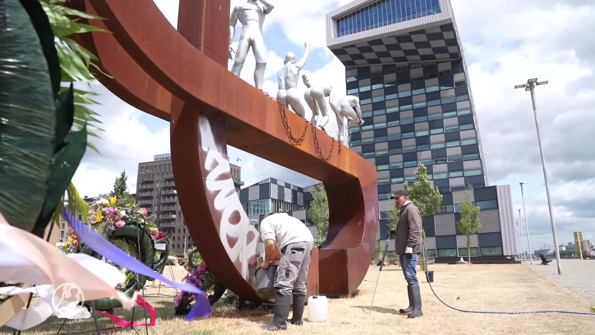 Slavernijmonument in Rotterdam beklad, gemeente neemt maatregelen