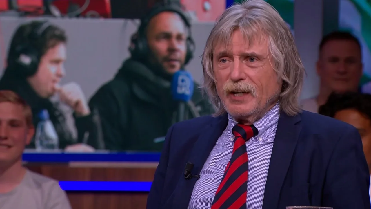 Johan hoort radiocommentatoren liedje zingen: 'Weerzinwekkend!'