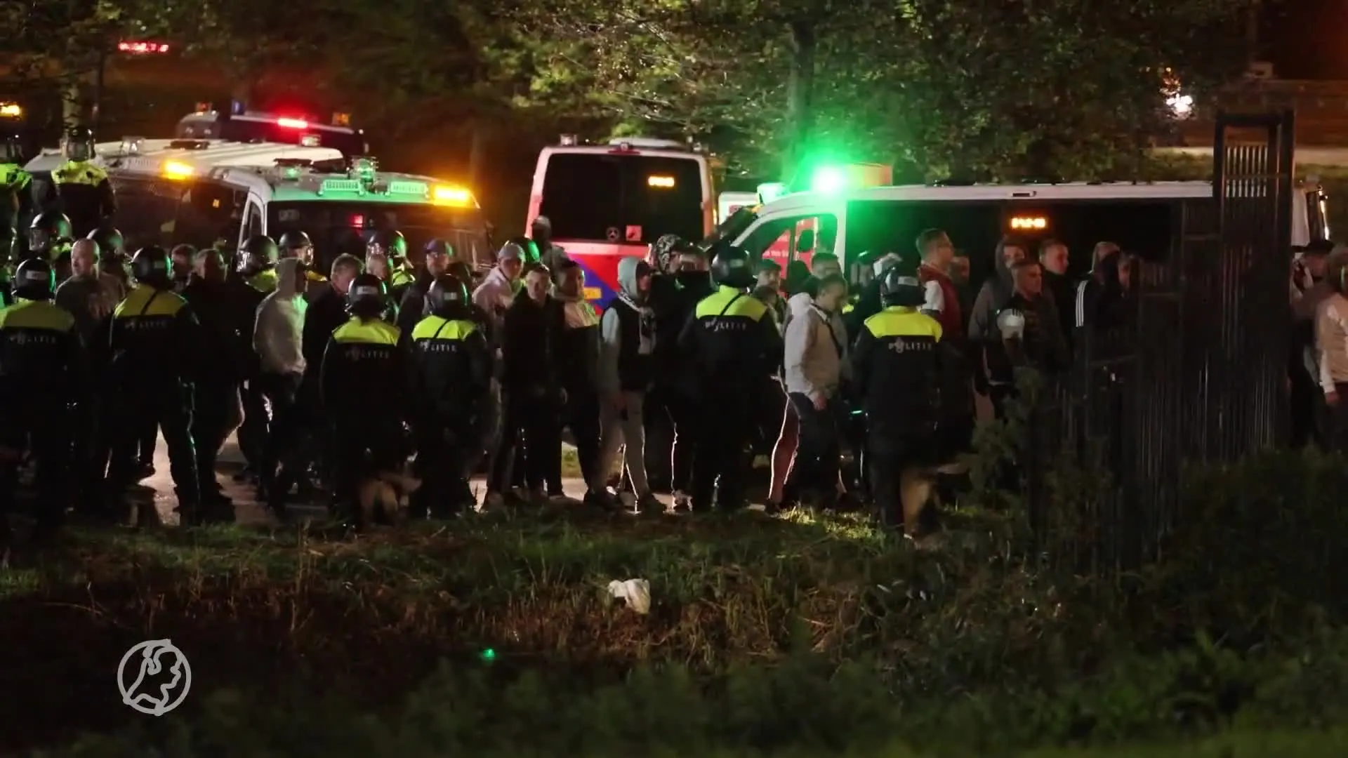 'Twee spelers Legia Warschau opgepakt na rellen bij AZ'