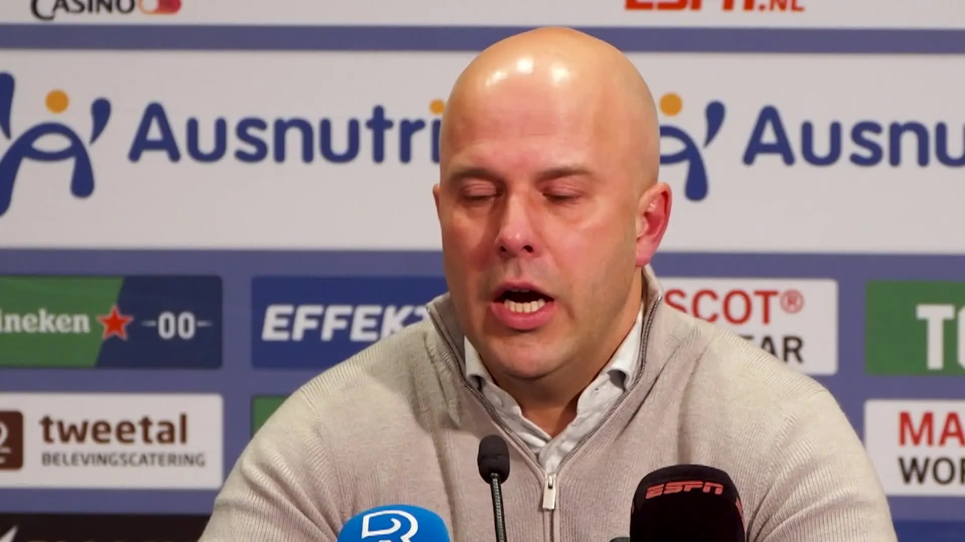 Arne Slot geeft update over Trauner: 'Hij heeft nog niet met ons meegetraind'