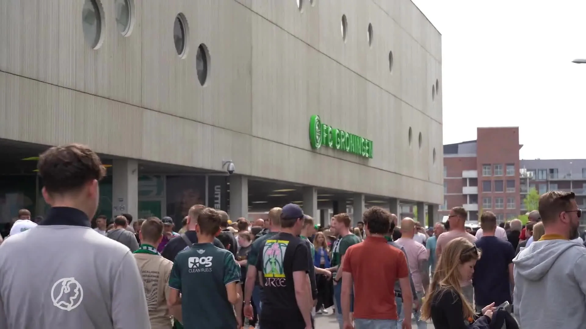 FC Groningen-Ajax definitief gestaakt na vuurwerk én boze fan op veld