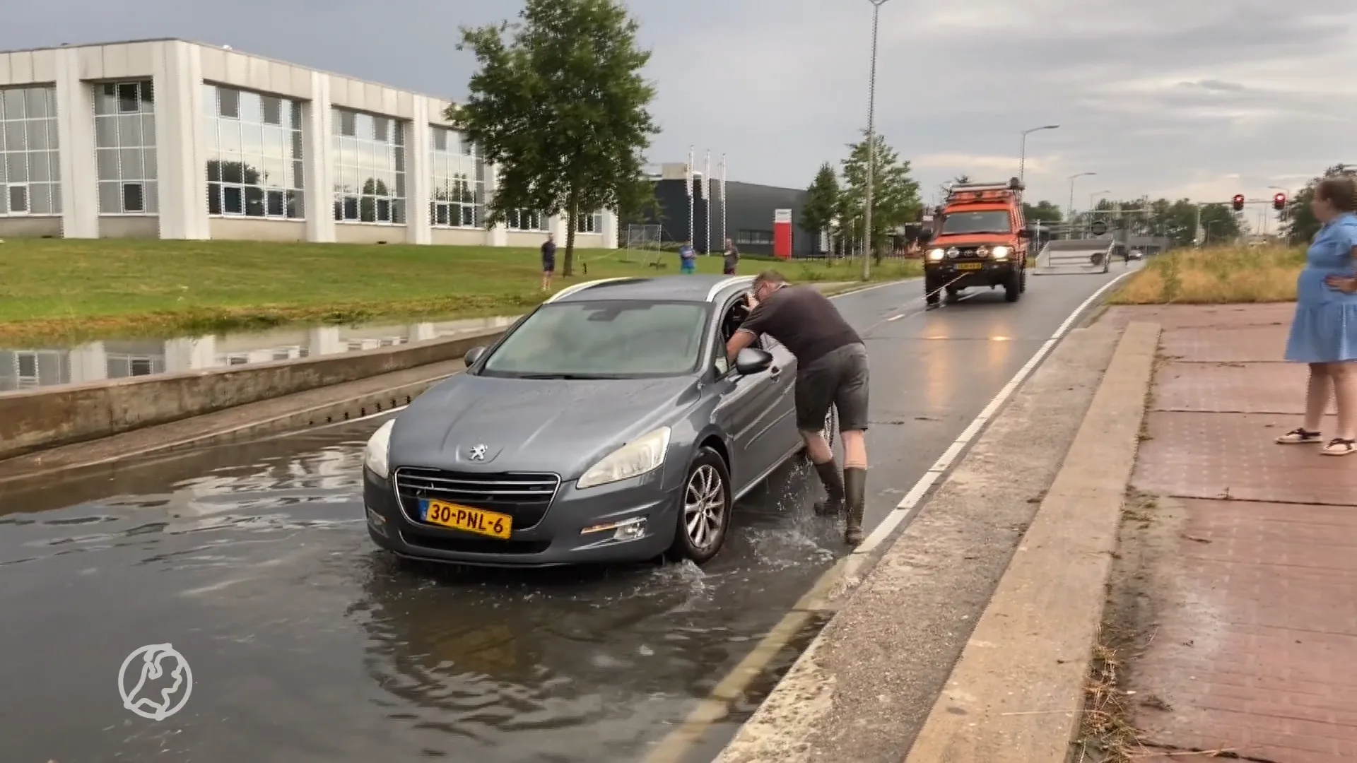 Wateroverlast in Oldenzaal, brandweer redt gezin uit drijvende auto