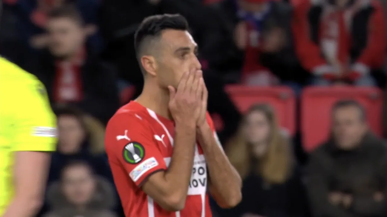 KANS: Harde overtreding op Madueke, Zahavi schiet vrije trap net over