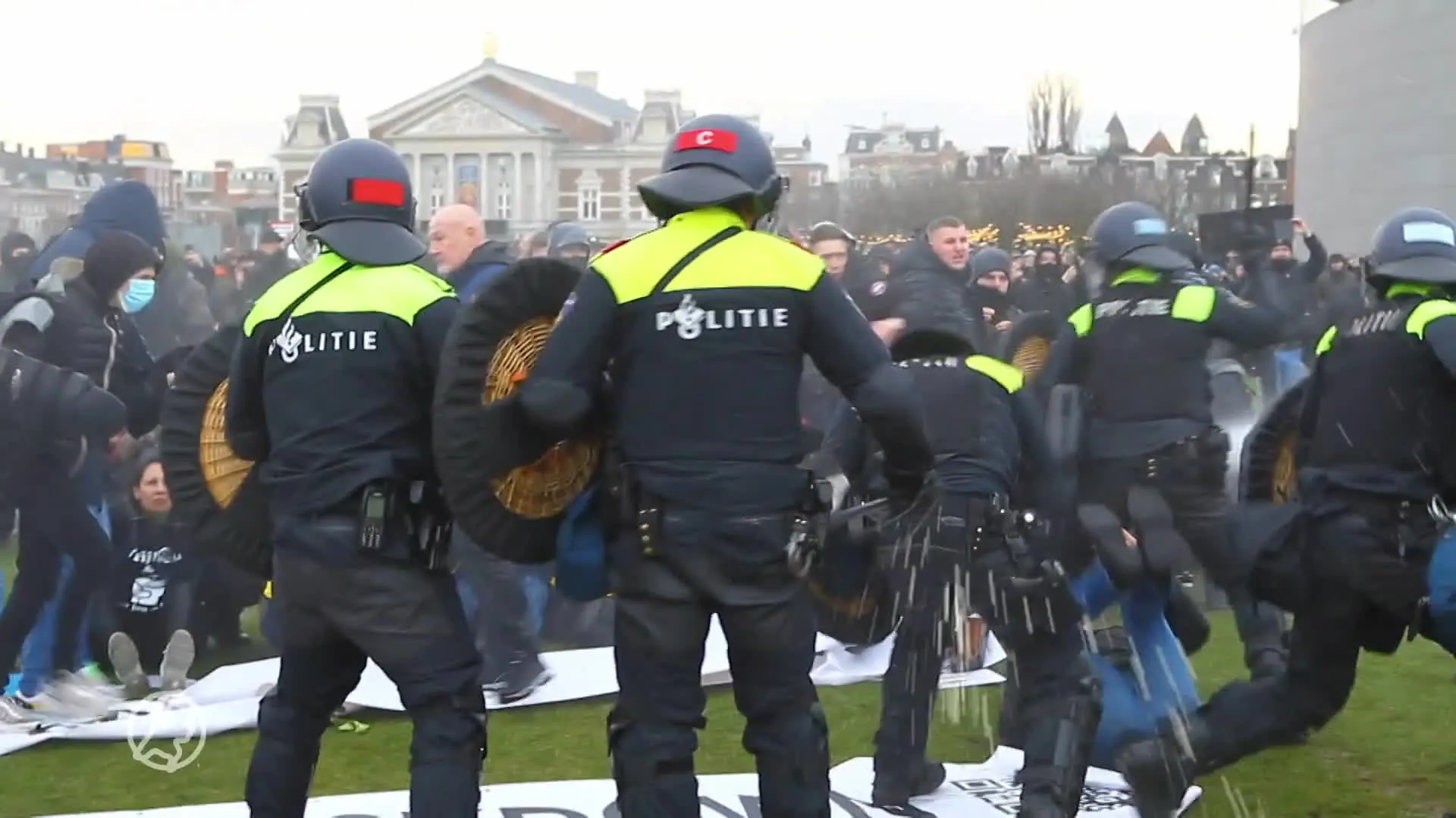 ME'ers staken zondag tijdens coronademonstratie op Malieveld
