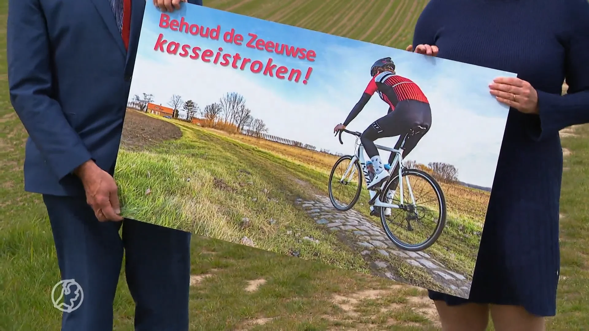 In ere herstelde kasseistrook in Clinge feestelijk heropend