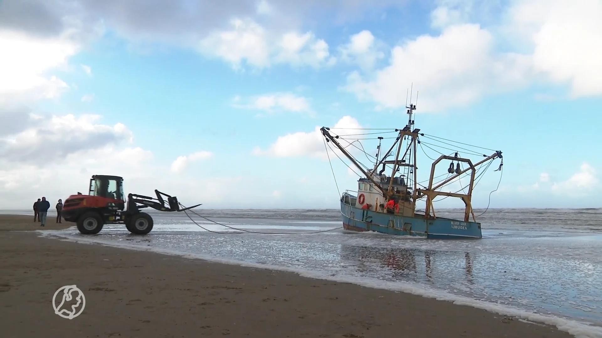 Gestrande viskotter trekt flink bekijks, loempiakraam doet slimme zaken