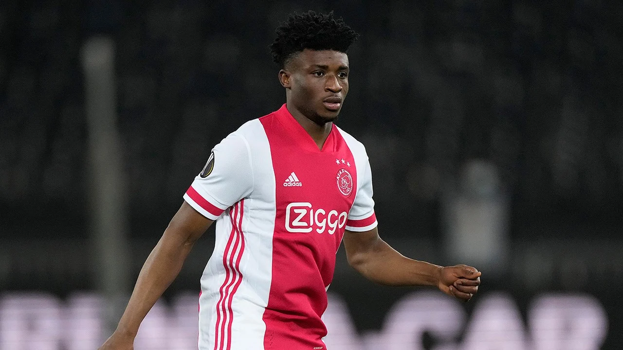 Ten Hag is kritisch op Kudus: 'Hij moet leren niet te geforce...