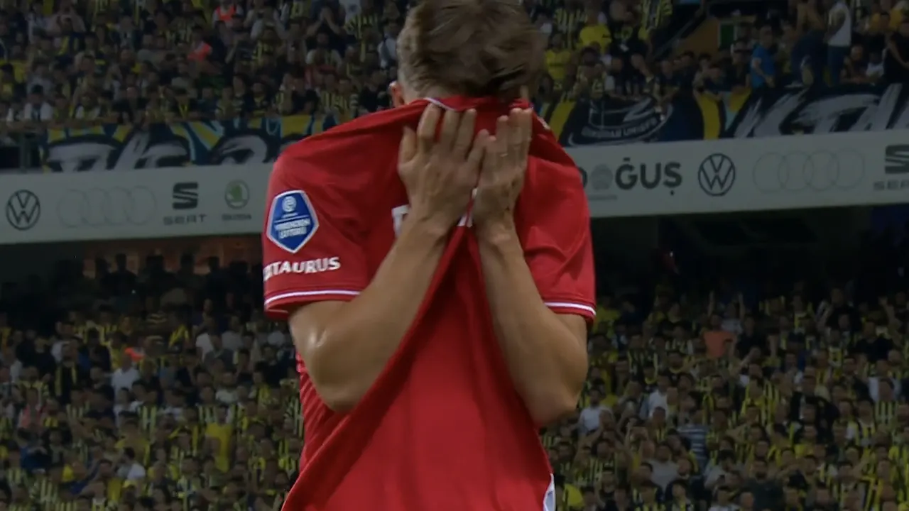 ROOD: FC Twente met tien man verder tegen Fenerbahçe na ingrijpen VAR