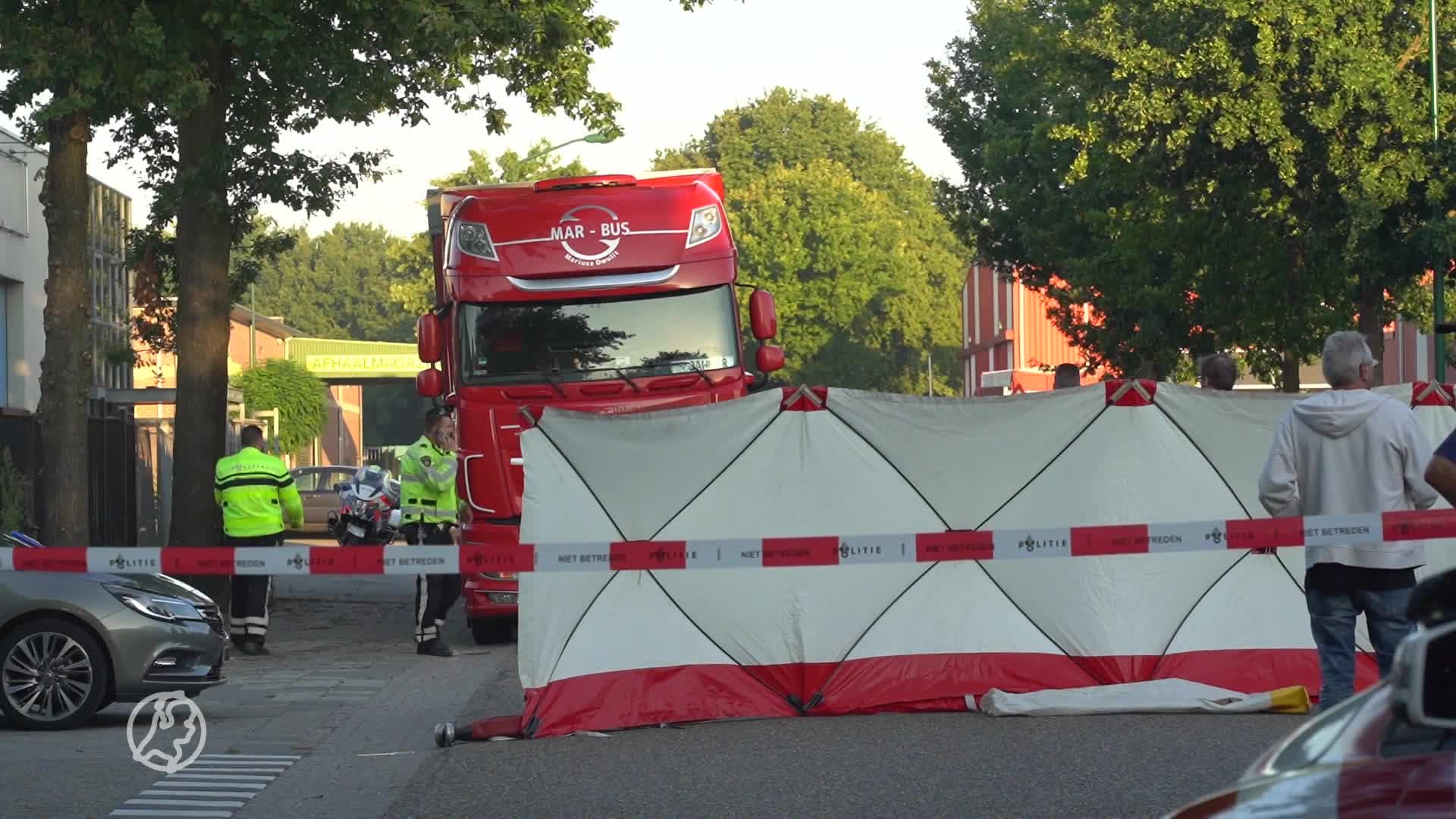 Fietser wordt meters meegesleurd na aanrijding met vrachtwagen in Dongen