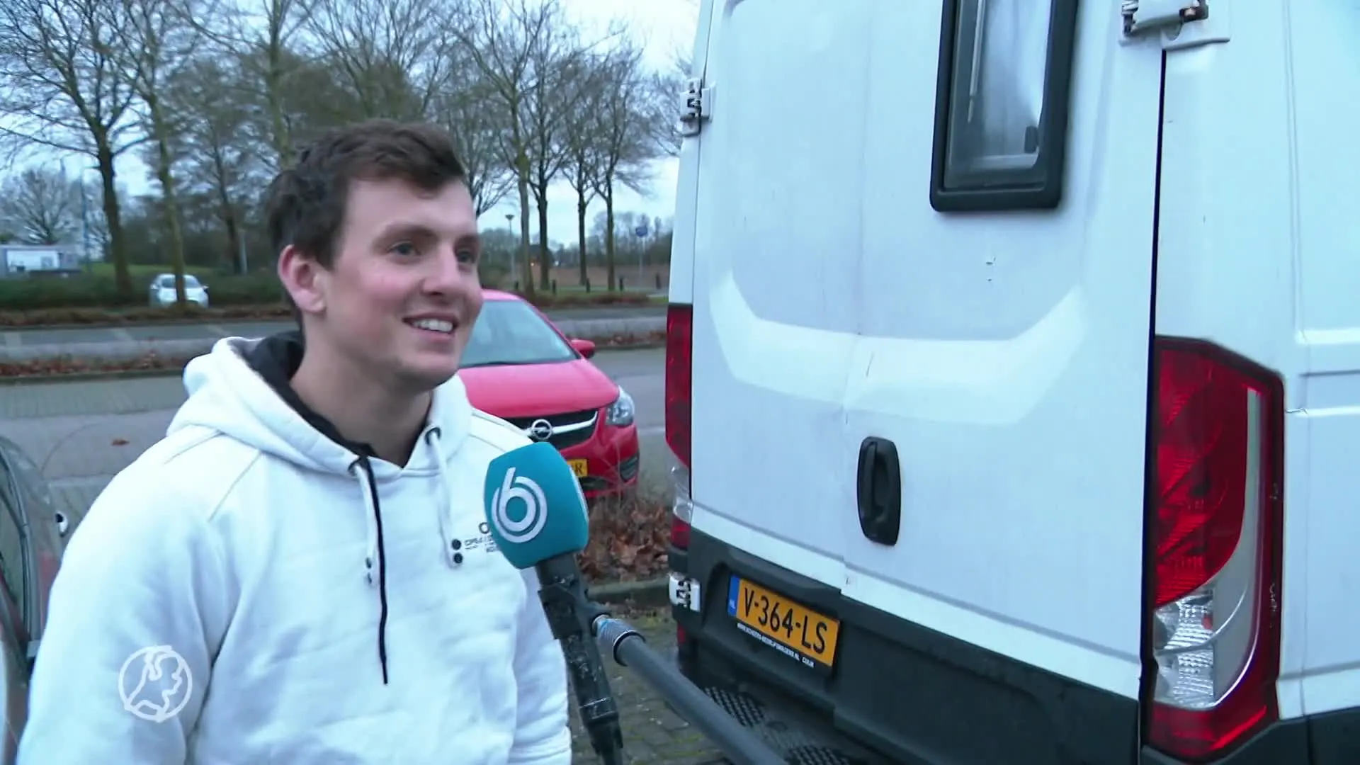 Zingende politieagent Thijs bestolen van geliefde gitaar: 'Hi...