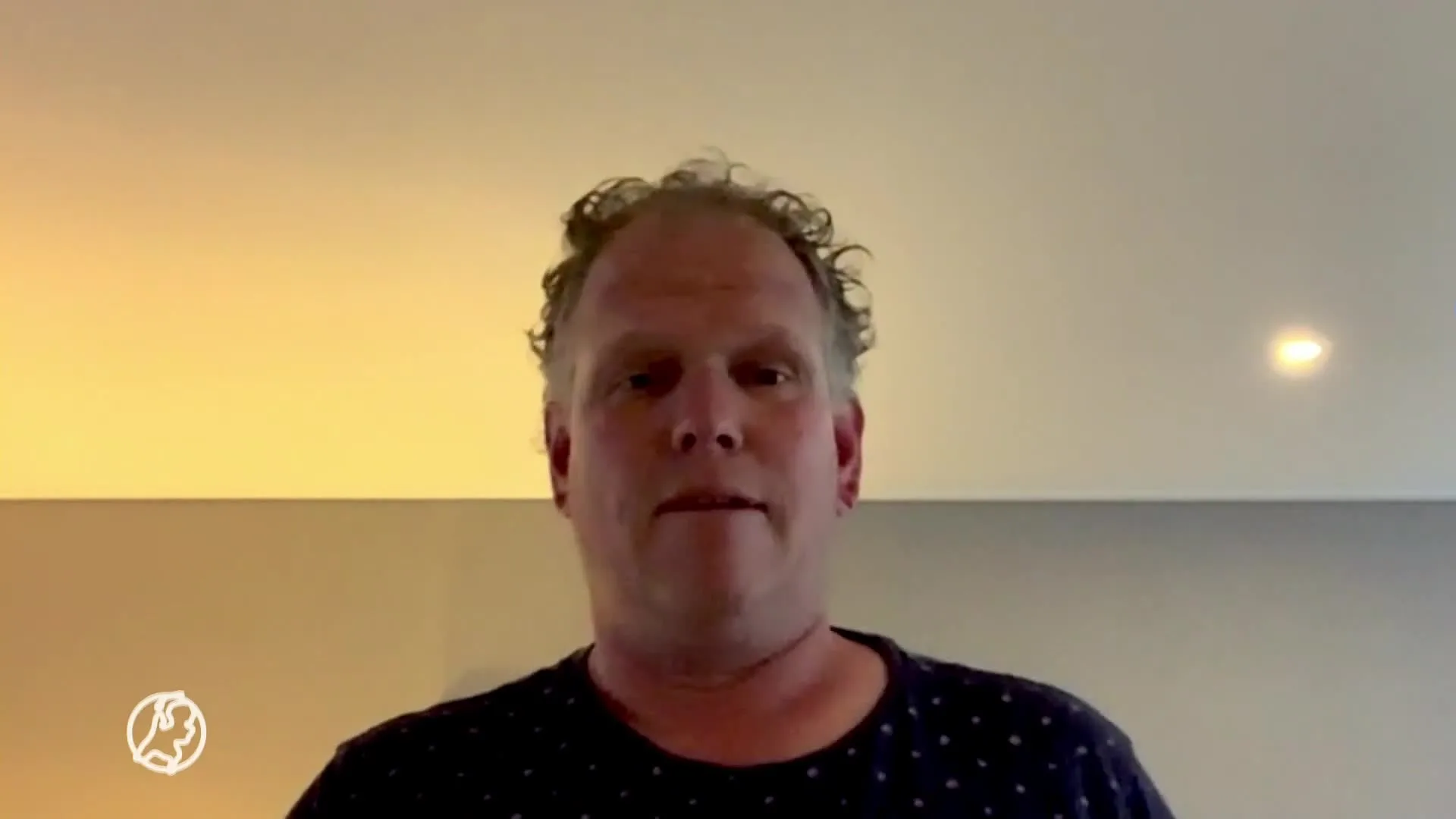 Nieuwsgierige ex-bewoner zakt tot middel in vers gestort beton