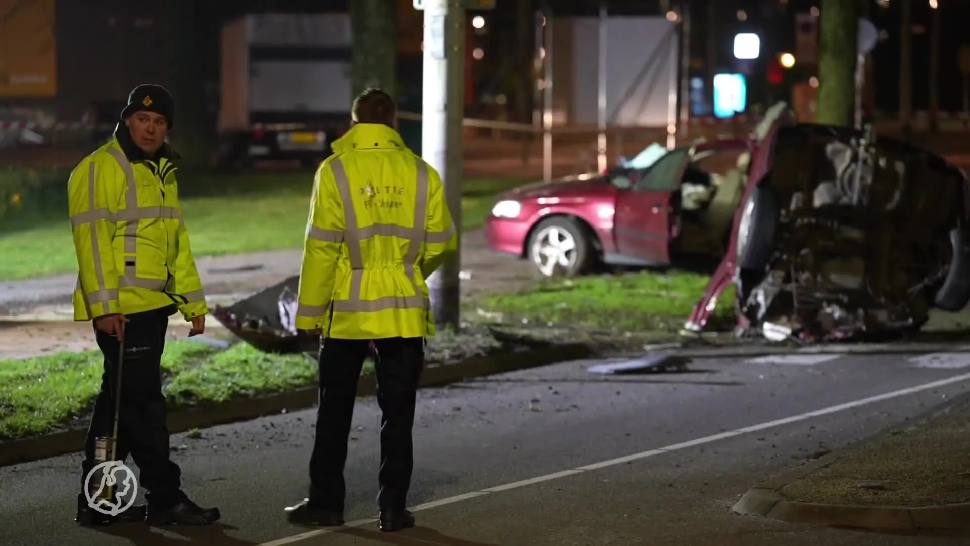Auto breekt in tweeën bij zware crash in Arnhem