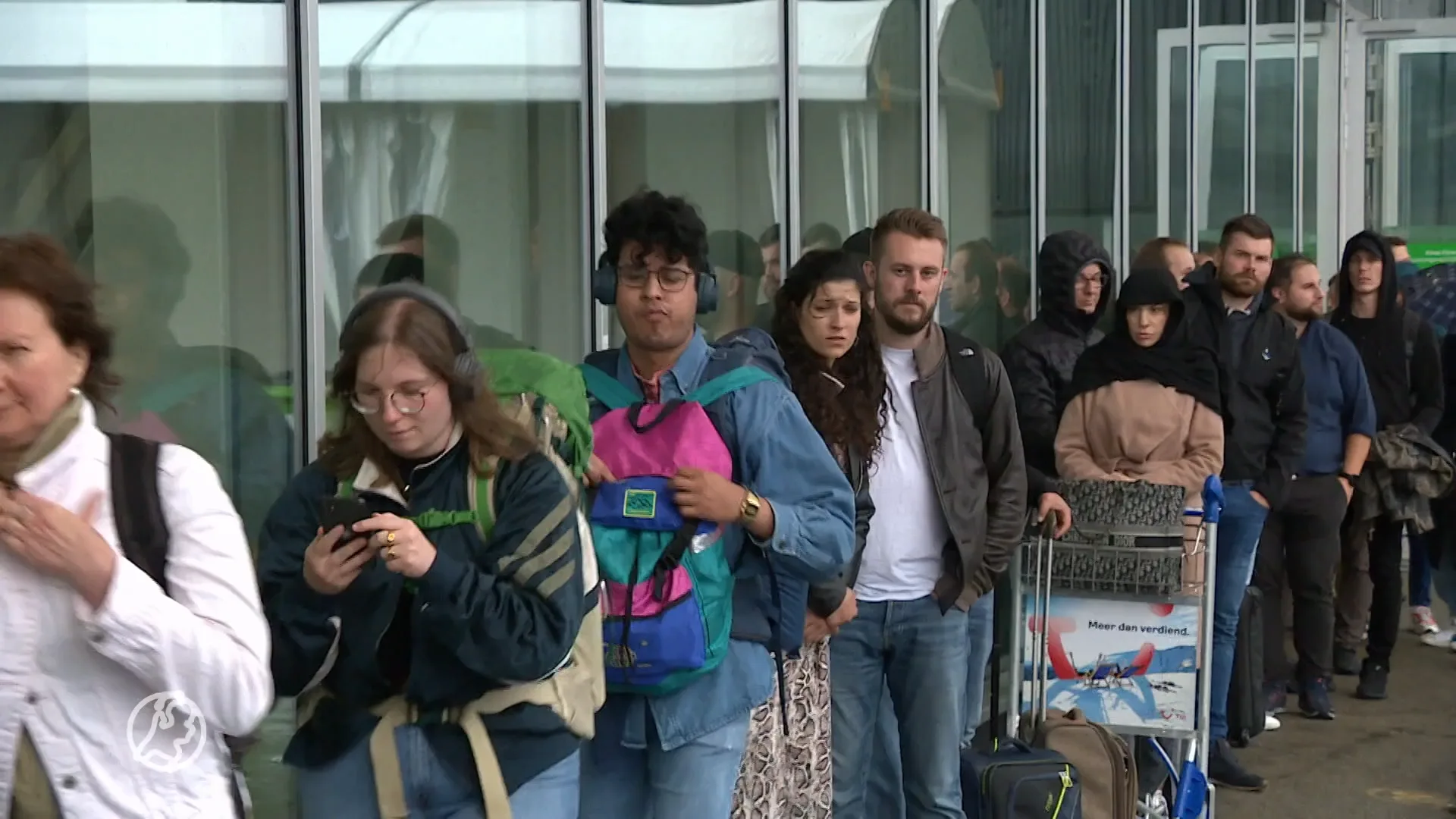 Opnieuw lange rijen op Schiphol: 'Halflege vluchten vertrekken wegens vertraagde passagiers'