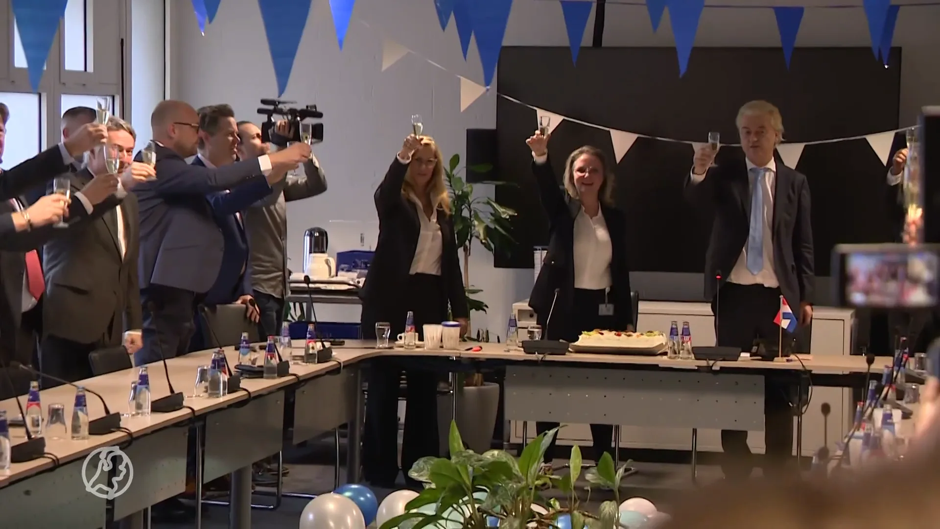 Champagne en taart bij PVV-fractie: 'Op Nederland en de Nederlanders'