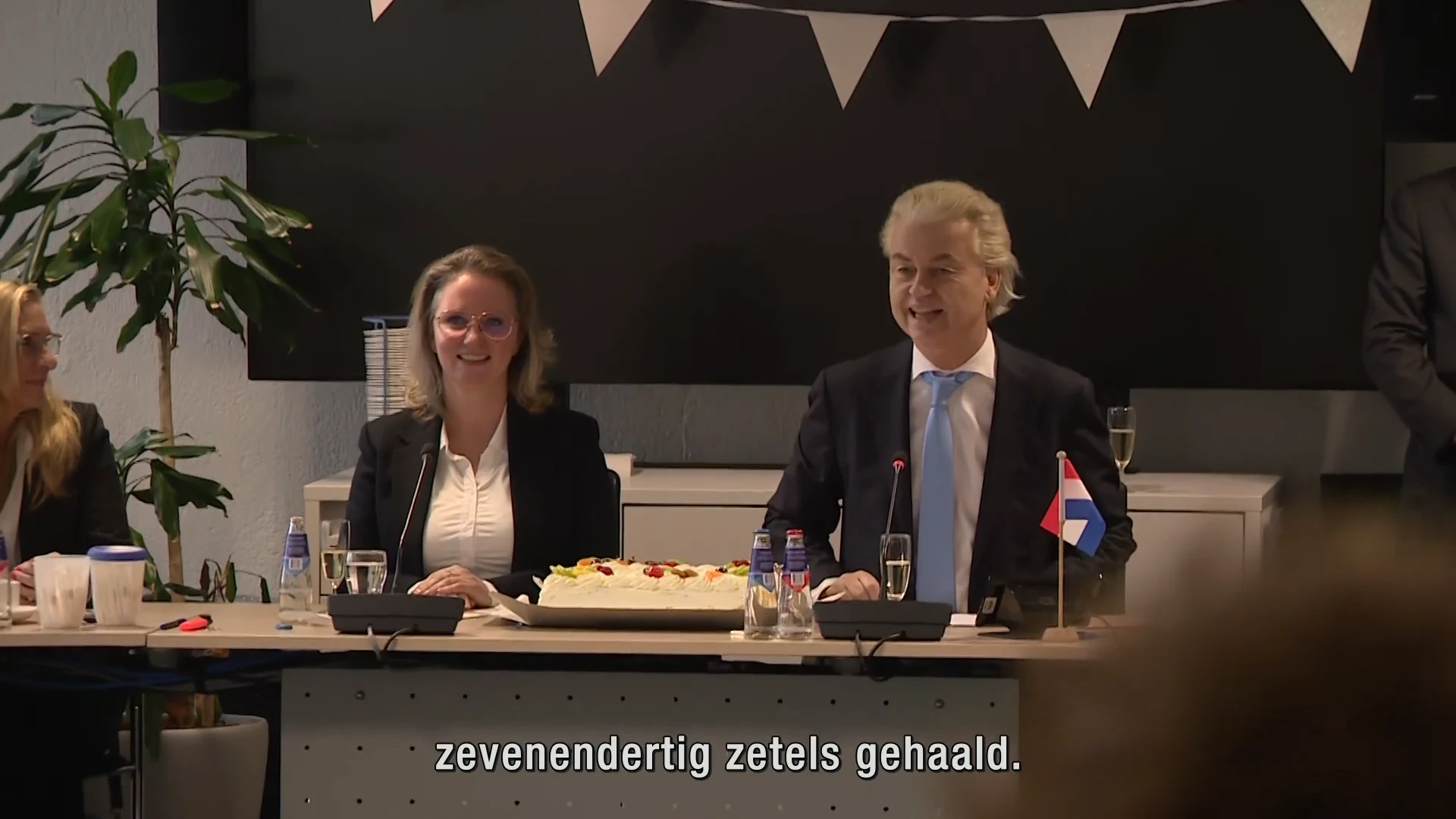Wilders spreekt dag na monsterzege PVV-fractie toe