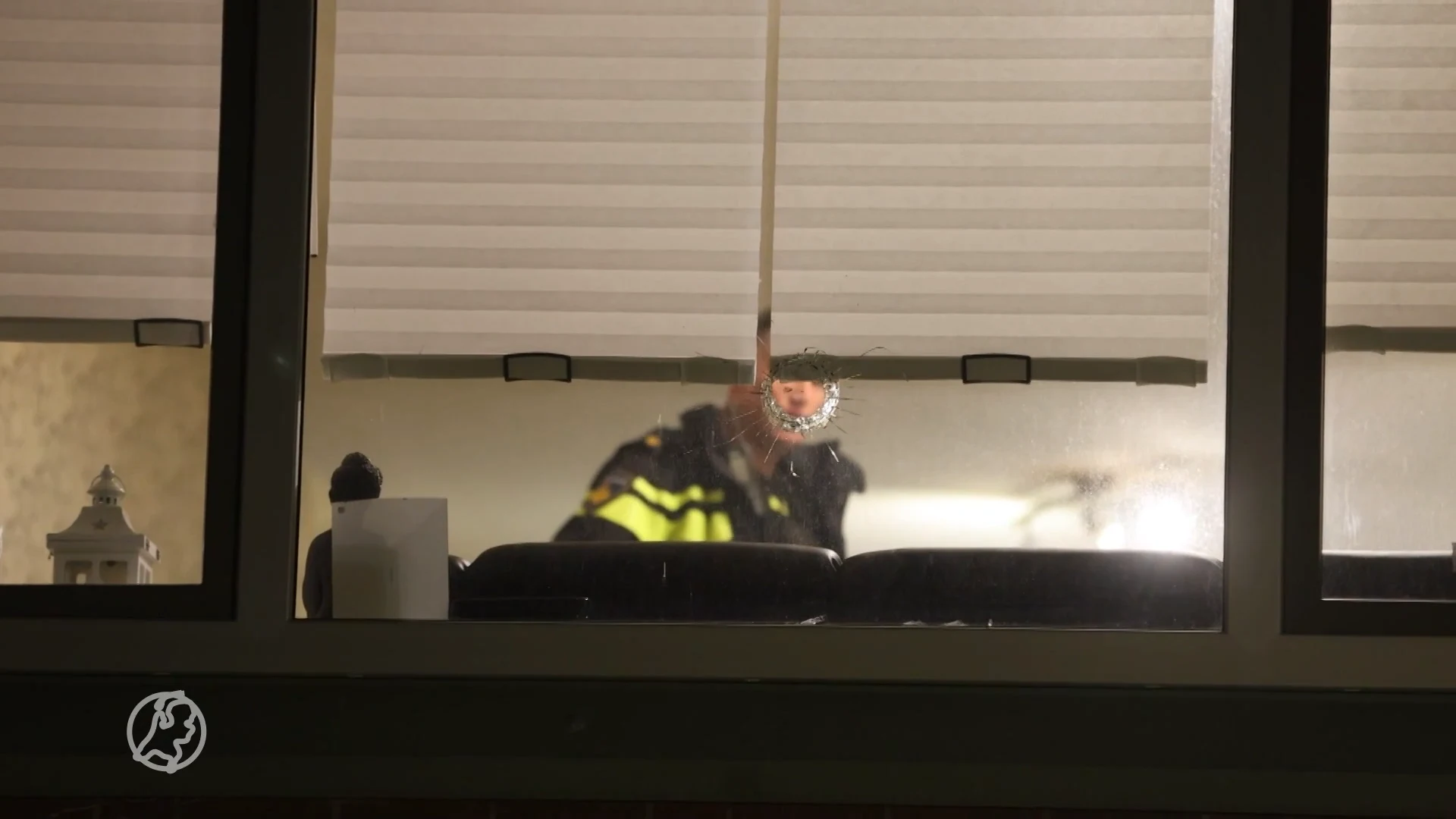 Woning beschoten in Amsterdam-Zuidoost, bewoners komen met de schrik vrij