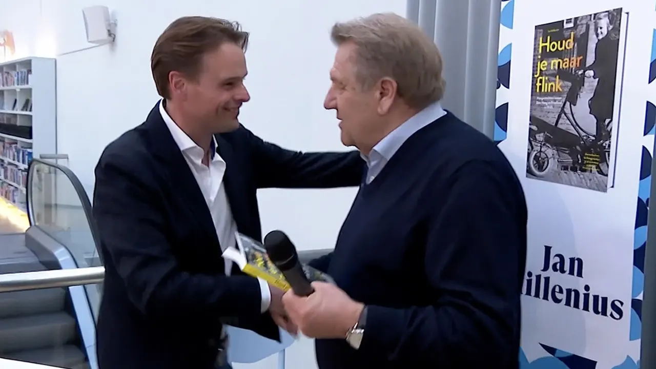 Boskamp ontvangt eerste exemplaar boek van eindredacteur Vandaag Inside over Hongerwinter