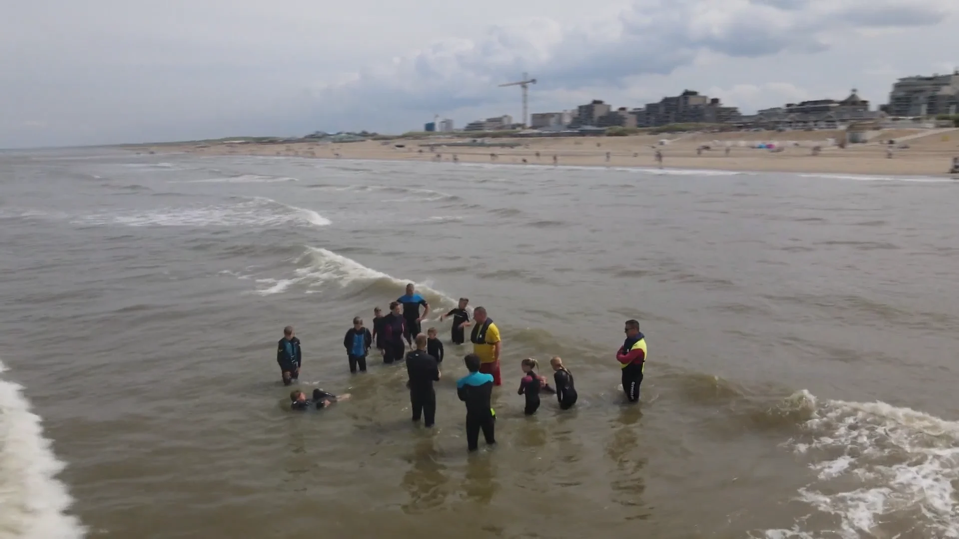 Zorgen om slachtoffers muien met tropische hitte: kinderen krijgen training over gevaren in zee