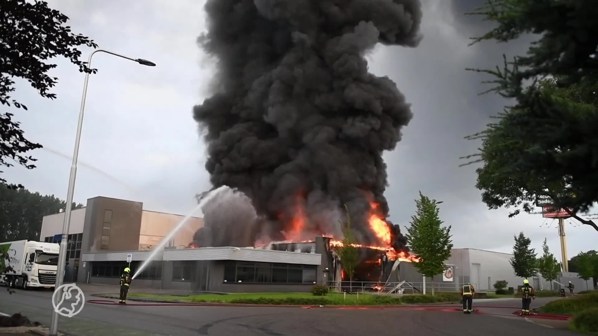 Grote brand in bedrijf Bodegraven: 'Behoorlijke vlammen en veel rook'