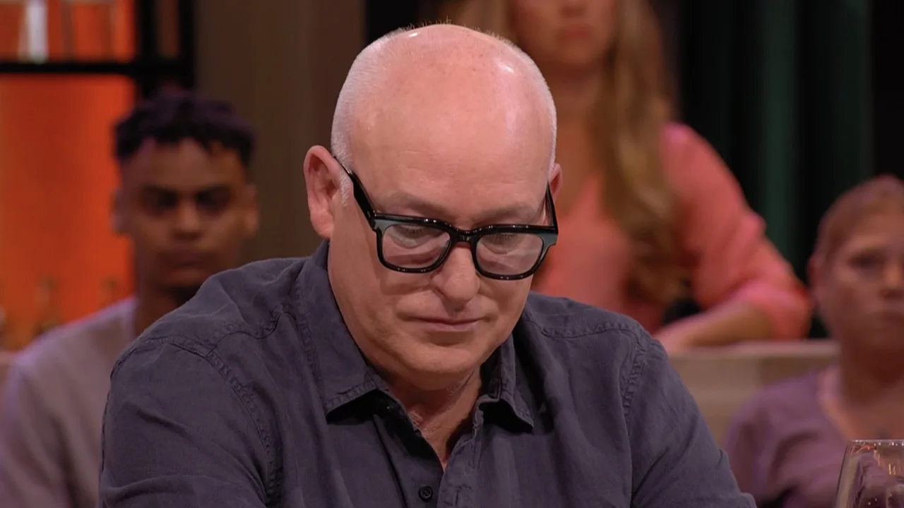 Johan, Wilfred en René steken Willibrord Frequin een hart onder de riem