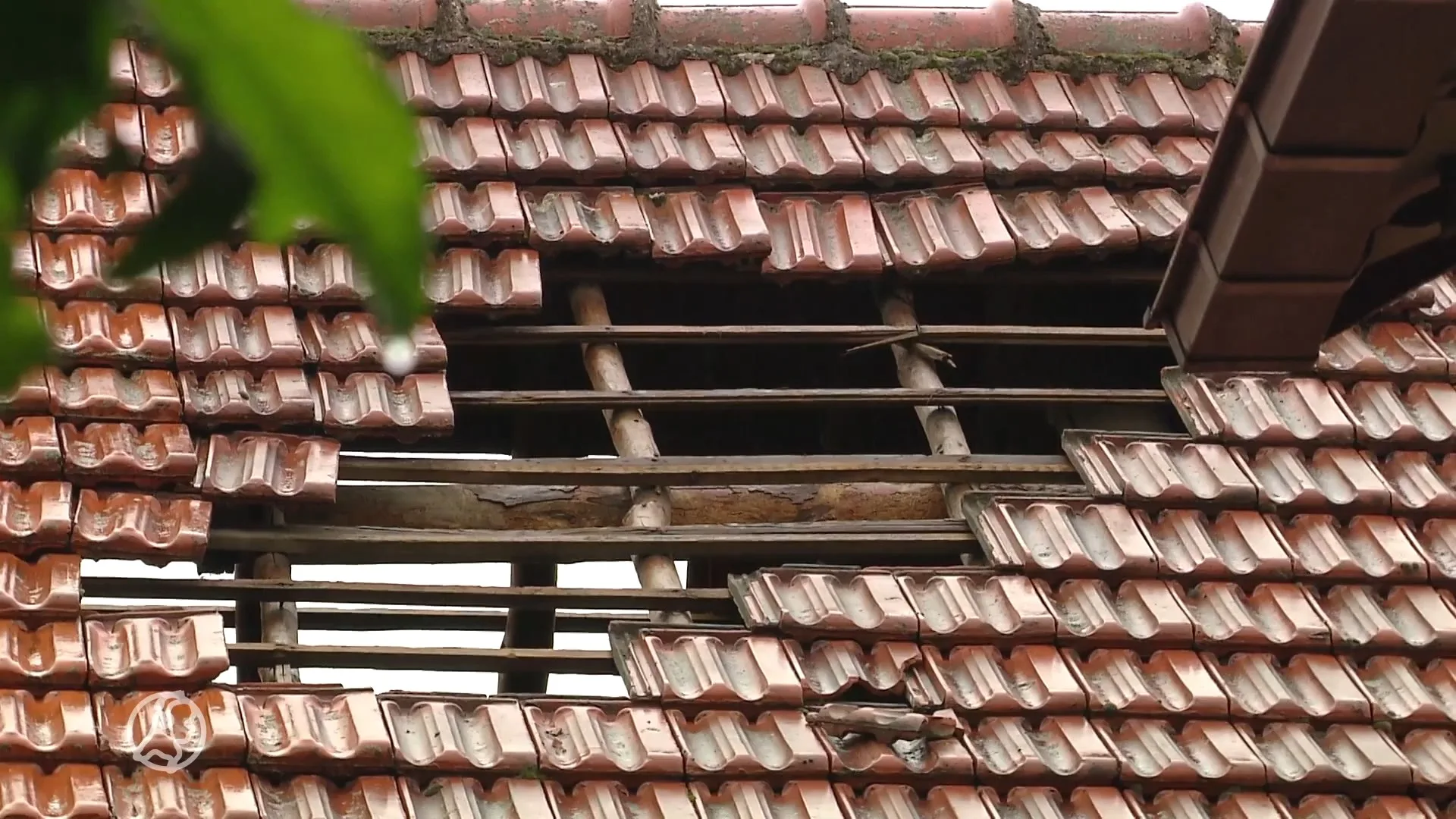 Laag overvliegend vliegtuig blaast tientallen dakpannen van dak bij woning Beek