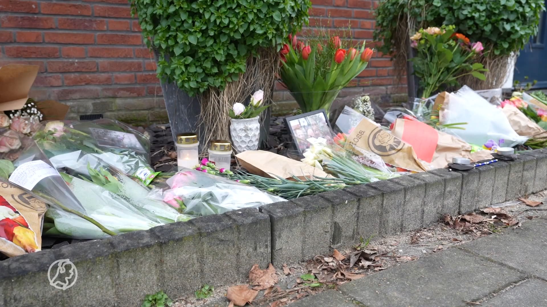 Bloemen bij woning omgekomen gezin