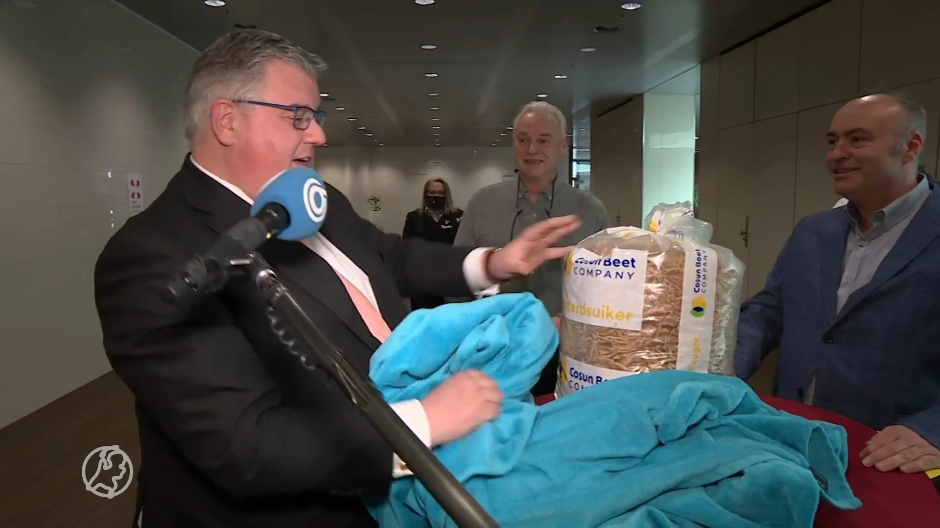 Marktkooplui geven Bruls zak stroopwafels