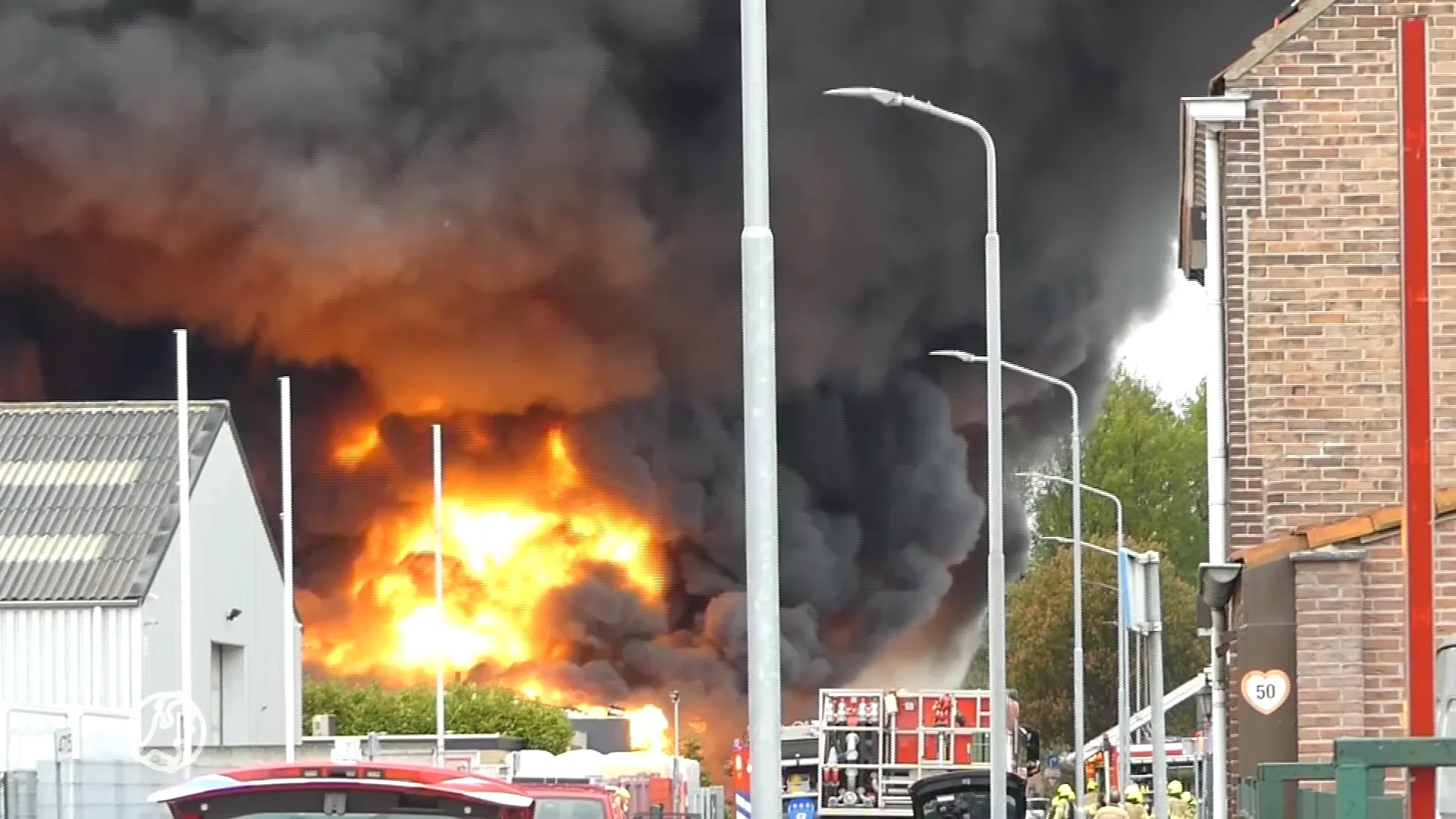 Dikke zwarte rookwolken boven Venlo: meerdere loodsen in lichterlaaie