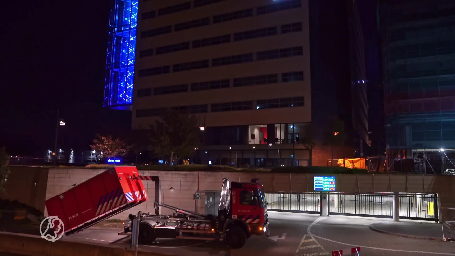 Man van grote hoogte naar beneden gevallen op bouwterrein