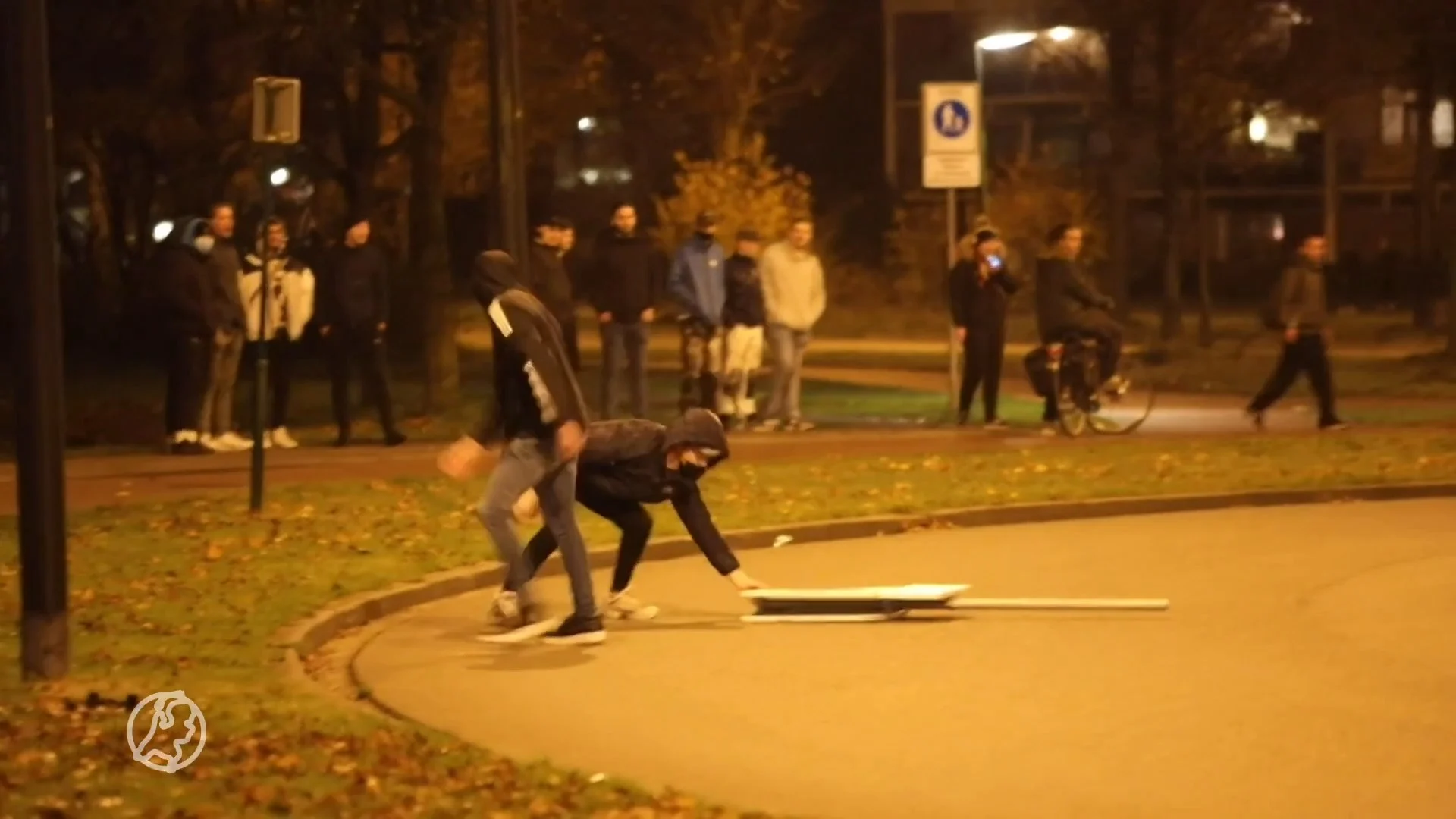 Vuurwerk, brandjes en vernielingen: opnieuw onrustige avond door relschoppers