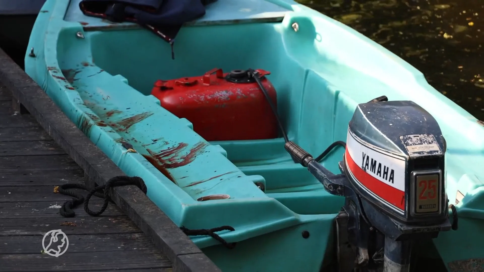 Man in boot ziet brug te laat, stoot hoofd en is zwaargewond