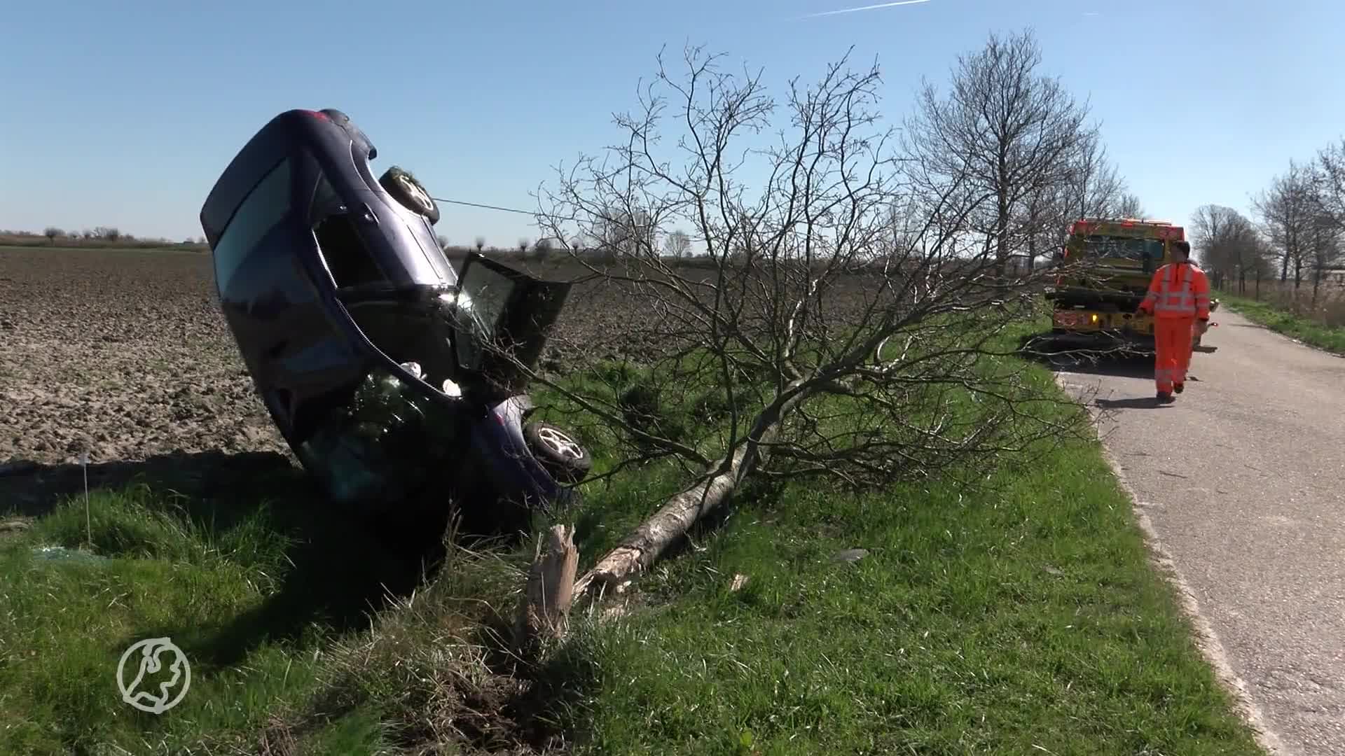 Auto bijna rechtop in sloot bij Ellewoutsdijk