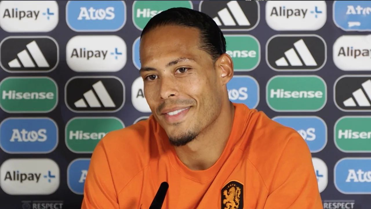 Van Dijk miste beleving bij Oranje in vorige Nations League-finale: 'Ik wil hem graag omhouden'