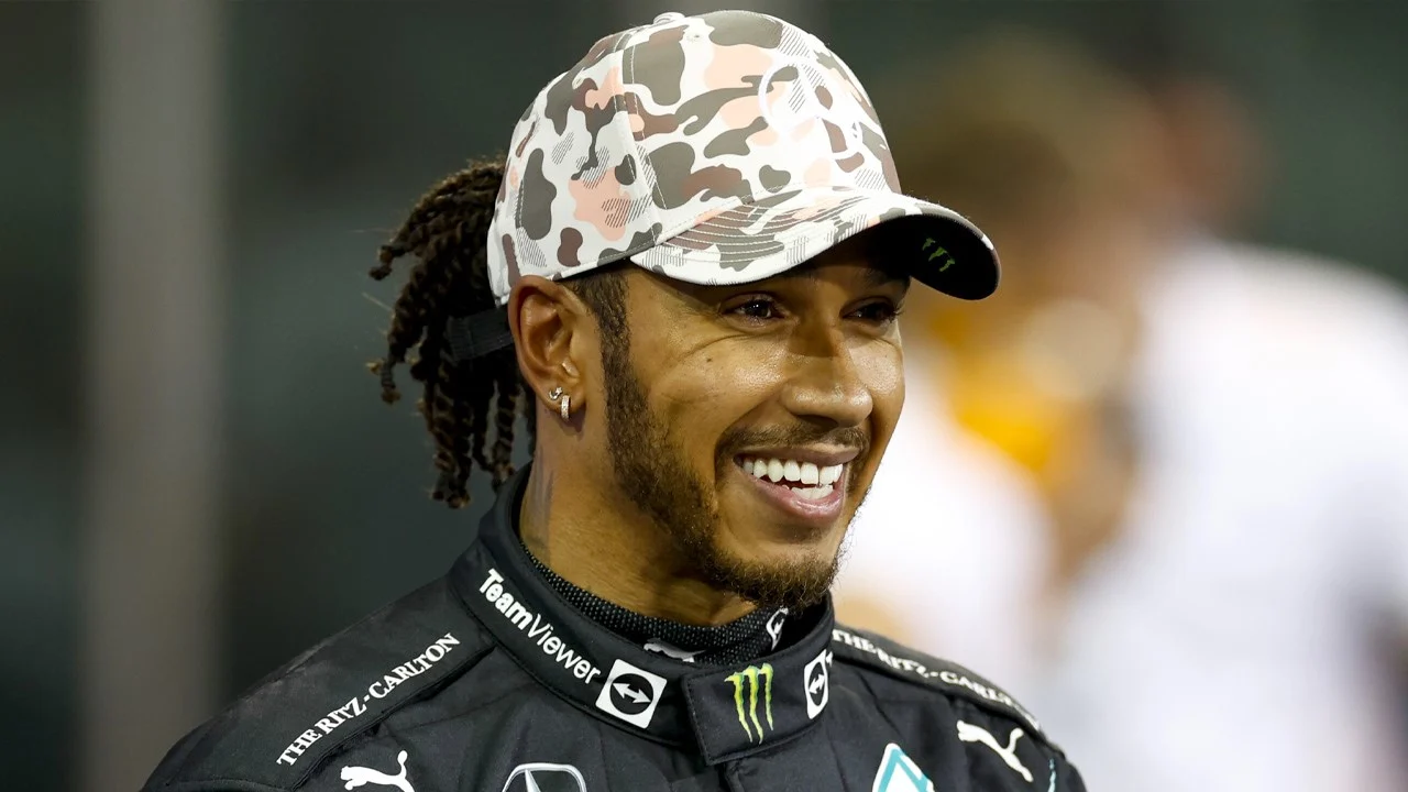 ZIEN! Lewis Hamilton verkoopt exclusieve auto voor 10 miljoen euro!