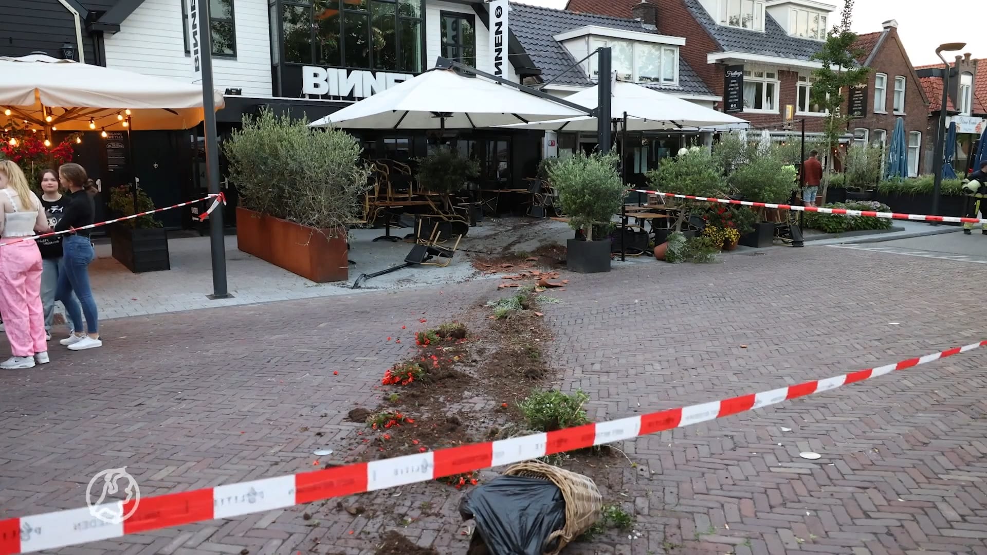 Auto richt ravage aan op terras in Drachten: drie verdachten aangehouden