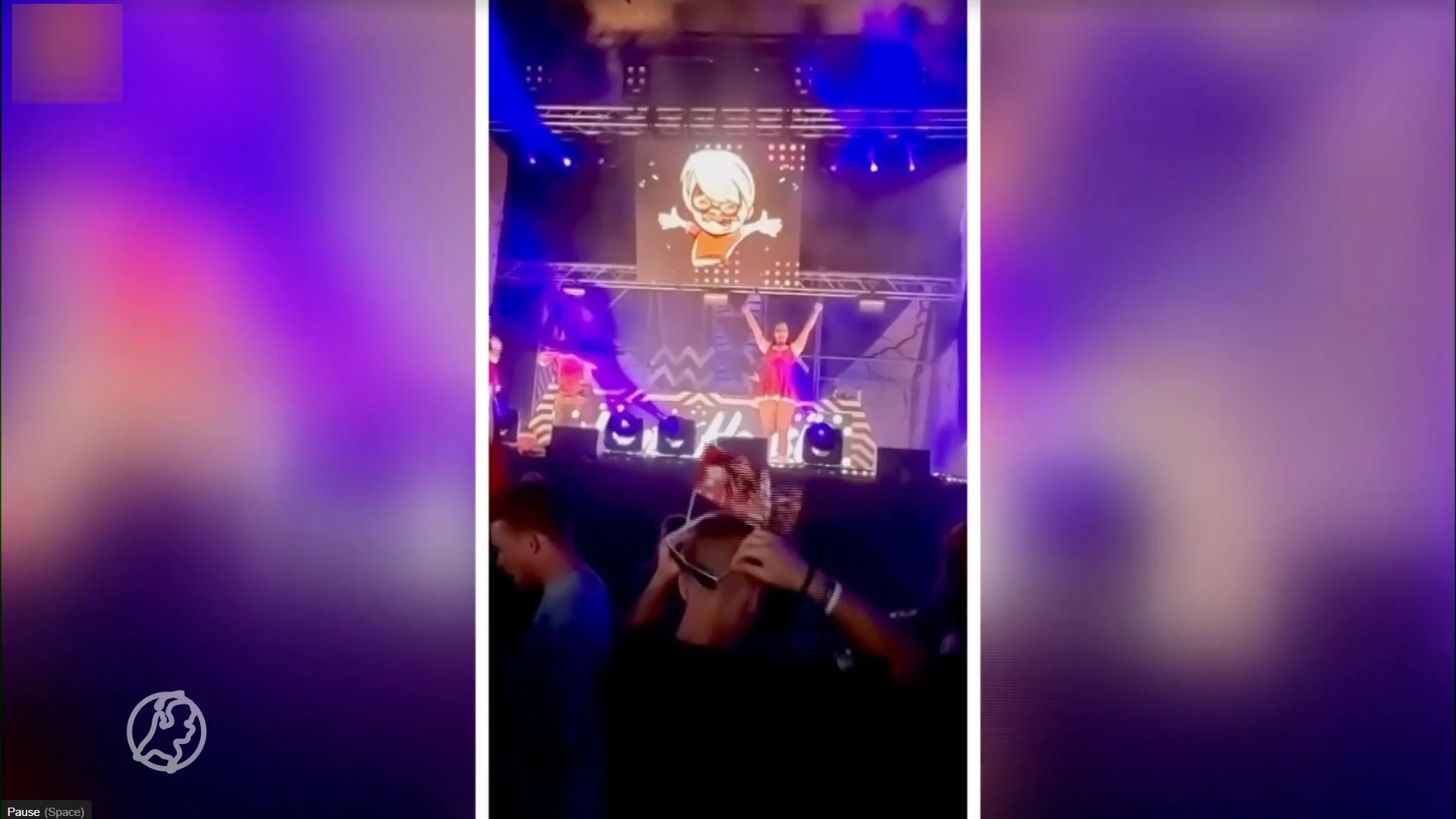 Feestartiest Immer Hansi schiet danseres neer met confettikanon