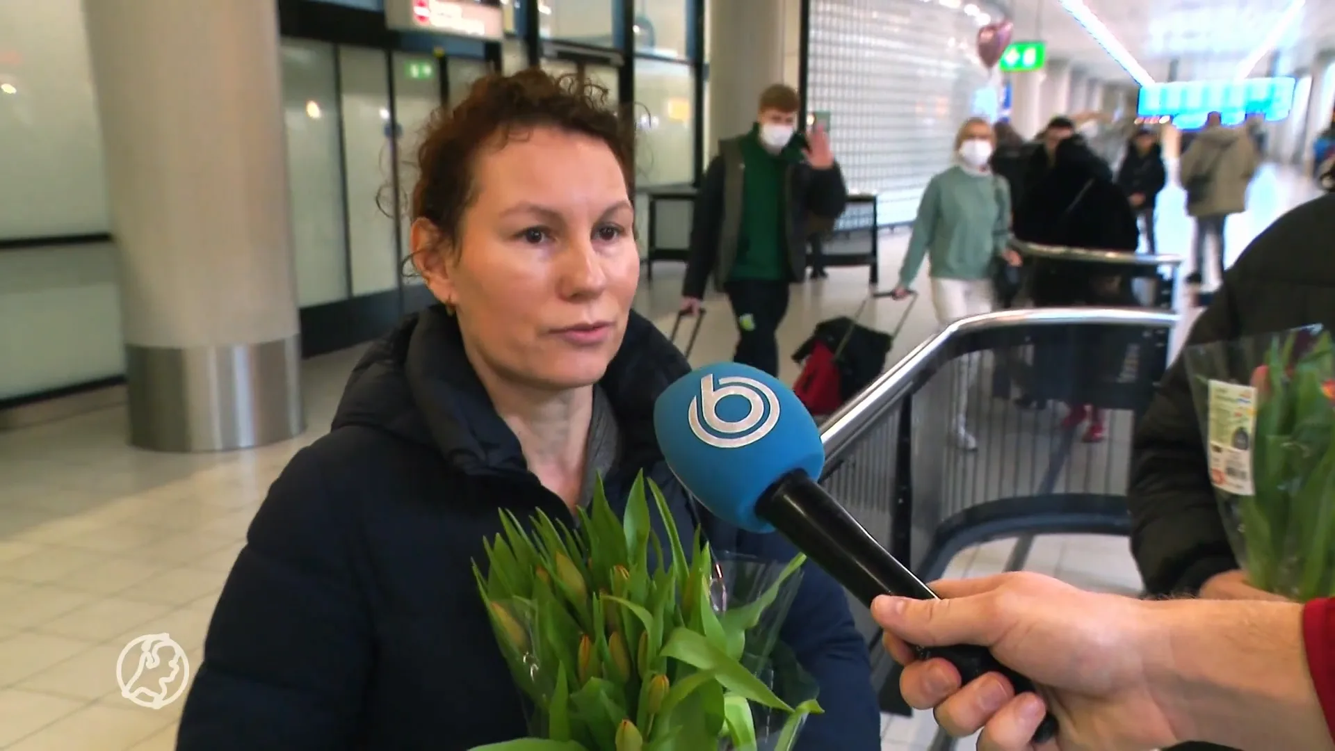 Emotie bij Russen op Schiphol om oorlog met Oekraïne: 'Poetin is gewoon gek'