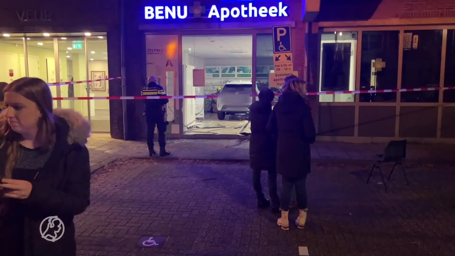 Grote schade nadat bestuurder met auto apotheek inrijdt