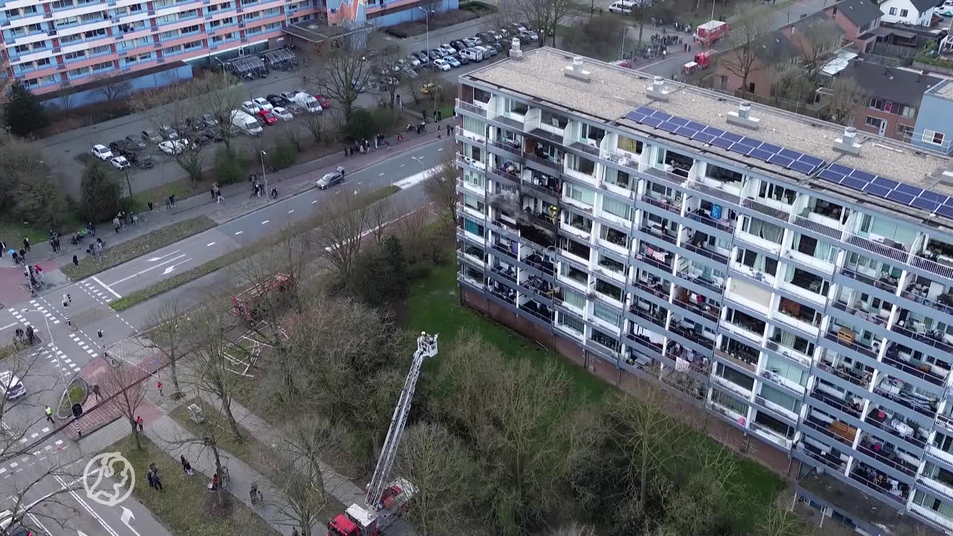 Tientallen woningen ontruimd bij grote brand in flat Ede, één gewonde