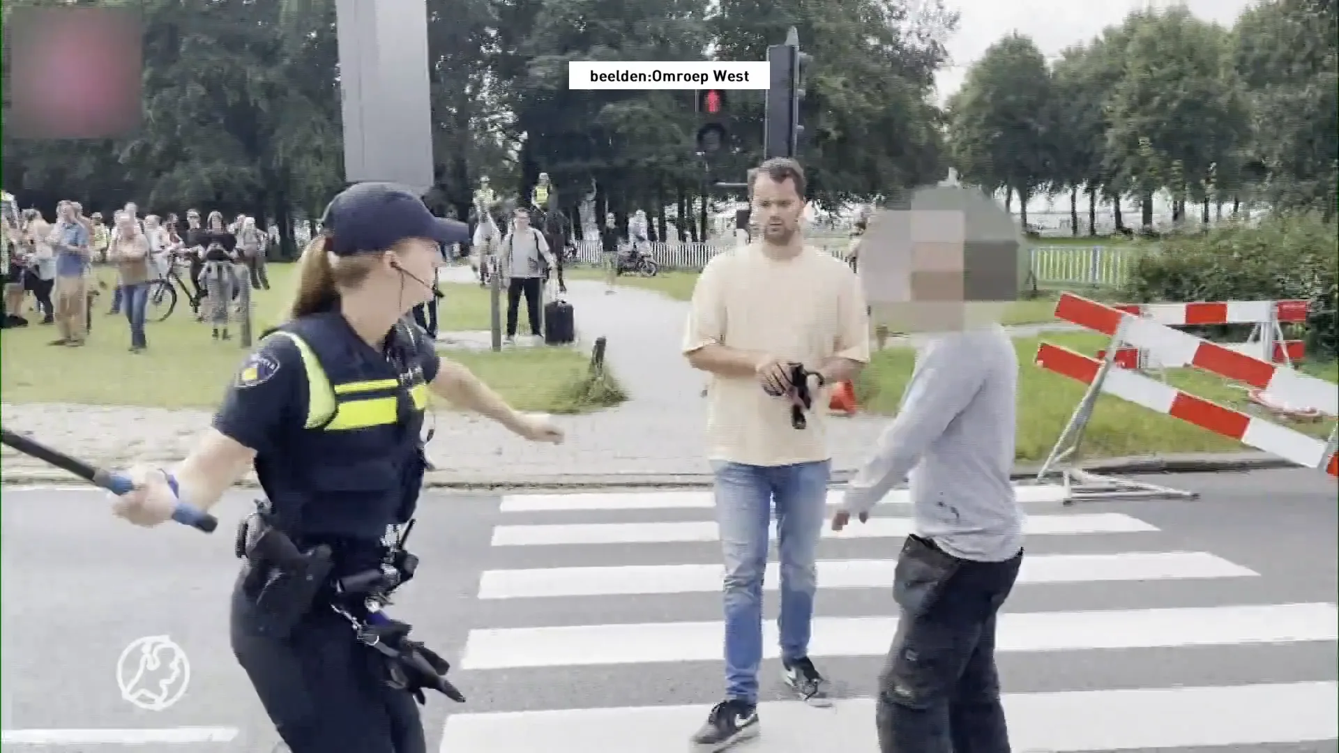 Boze automobilist slaat verslaggever bij A12-protest en confronteert politie: 'Mensen moeten werken!'