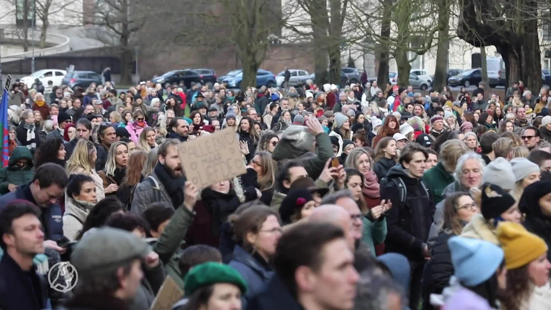 Enkele honderden betogers verzamelen zich in Haarlem voor cor...