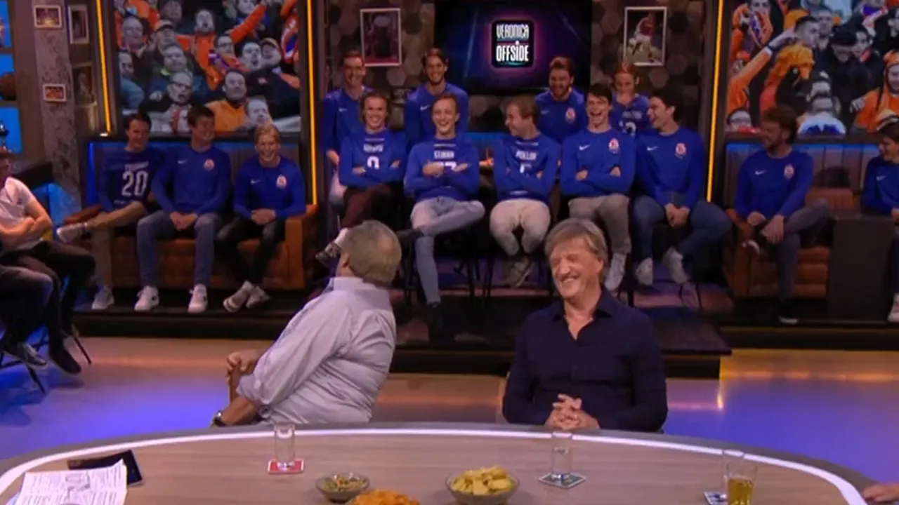 Jan test voetbalkennis van jong publiek: 'Hey schele, weet jij wie 'De Kromme' is?'