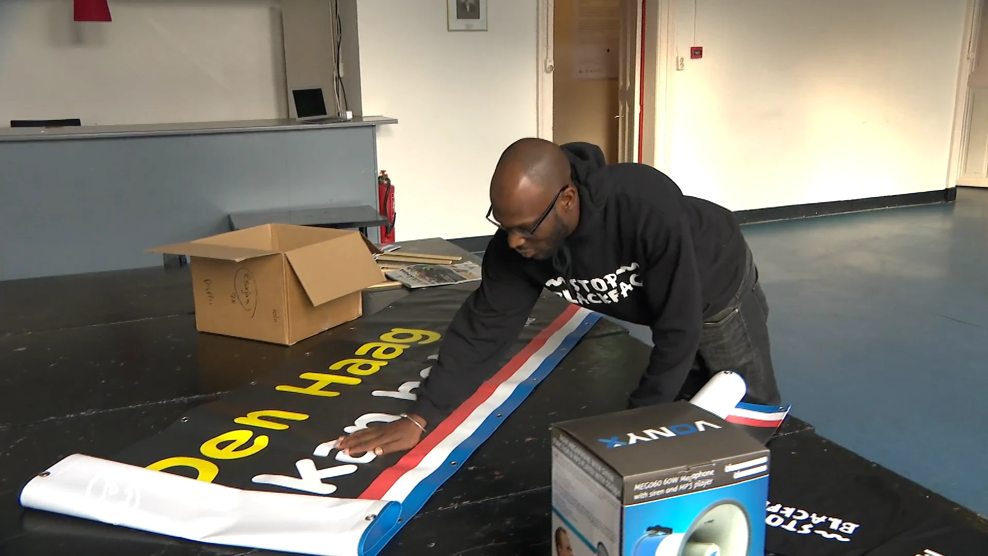 Kick Out Zwarte Piet-voorman Mitchell Esajas koninklijk onderscheiden