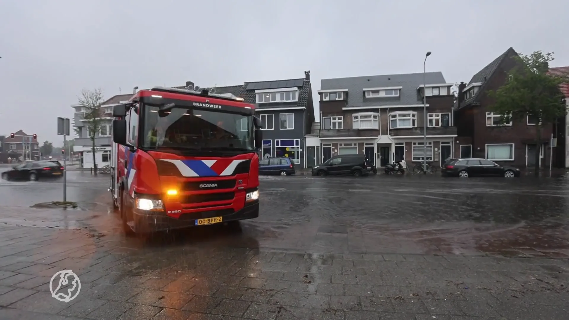 Bewoners Zuidoost-Nederland opgeschrikt door hevige regenval: 'Het loopt de huizen binnen'
