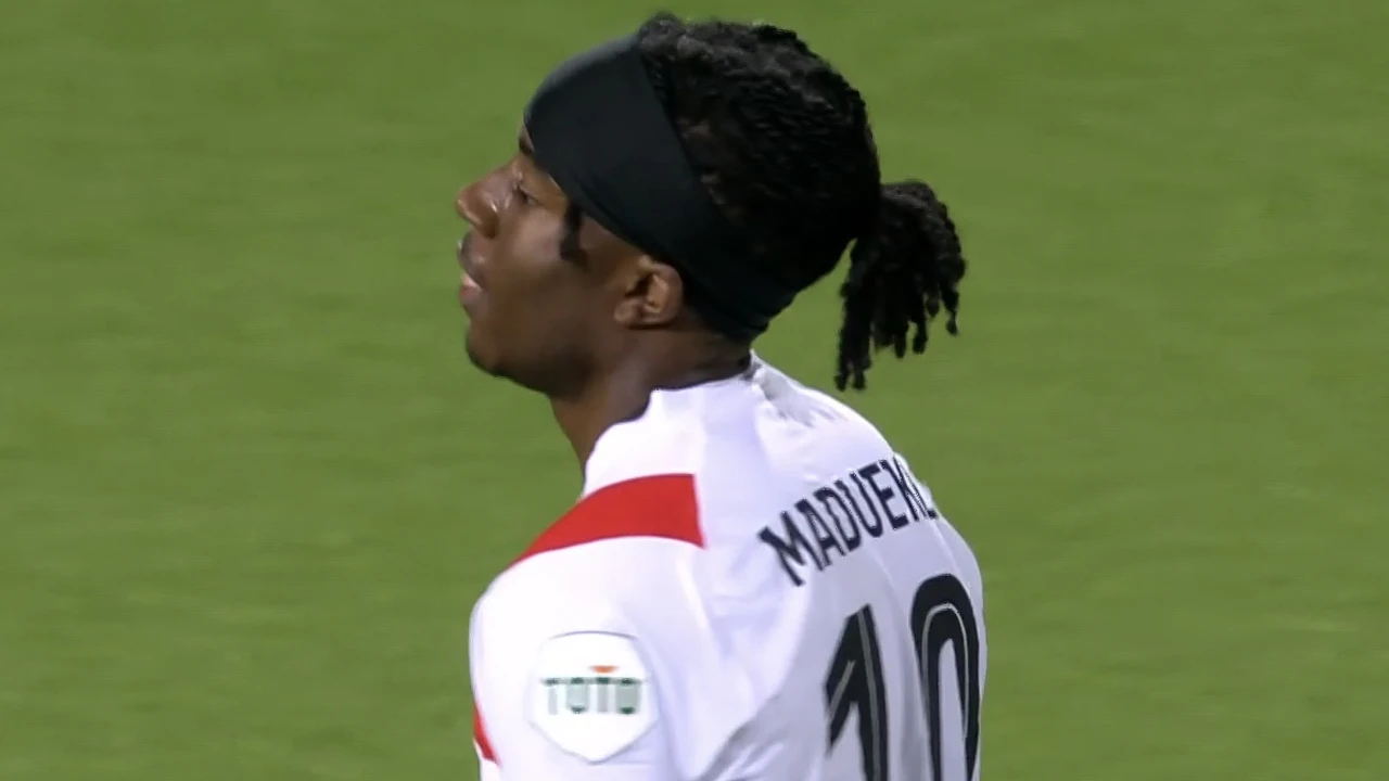 KANS: Madueke mist grote kans op derde treffer PSV